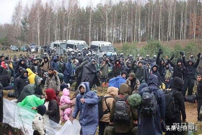 曝波兰军警将乌克兰难民挡在关卡外（2.9万乌克兰难民涌入波兰）