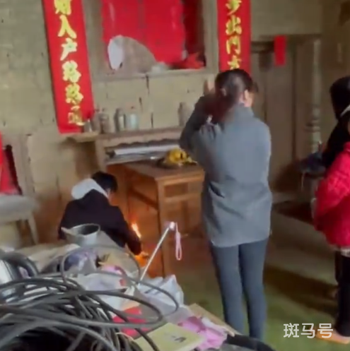 广西就夫妇生15孩事件成立调查组（8个孩子的父亲涉嫌拐卖妇女）(图1)