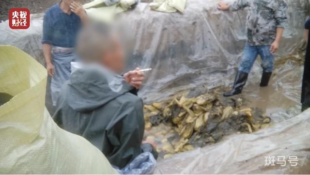 你吃的老坛酸菜可能是光脚踩出来的(3月15日晚会曝光)(图5) 你吃的老坛酸菜可能是光脚踩出来的(3月15日晚会曝光)(图5)