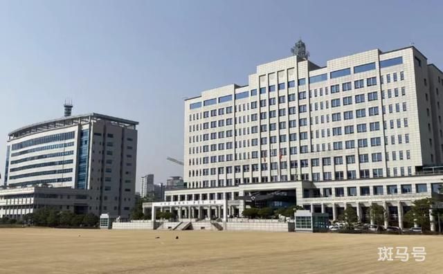 尹锡悦宣布将韩总统府迁出青瓦台 你怎么看(图2) 尹锡悦宣布将韩总统府迁出青瓦台 你怎么看(图2)