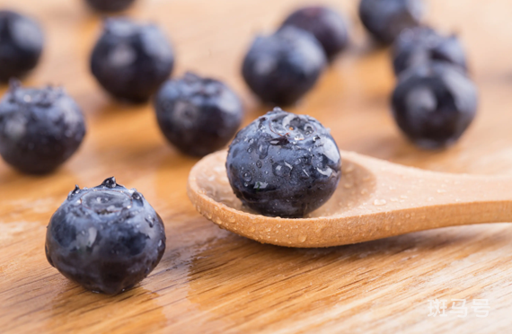 蓝莓的花青素是在皮里还是果肉里（蓝莓里的花青素能被吸收吗）