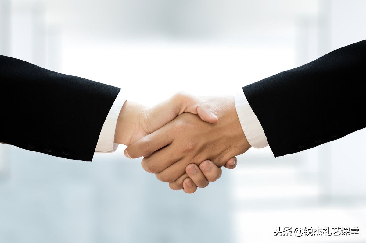 初次见面异性之间握手礼仪(见面礼仪的几个重要细节)(图3) 会面的礼仪:见面的时候有哪些讲究?握手有哪些禁忌?