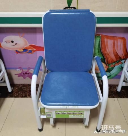 湖南一医院坐椅子收费?物业回应扫码陪护床(图1)