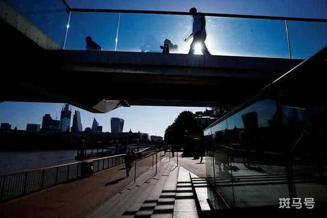 英国因高温宣布进入国家紧急状态（发布有史以来第一次极端高温红色预警）(图1)
