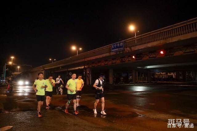 张朝阳称人活着就得搞事情 张朝阳夜跑33公里(图3)