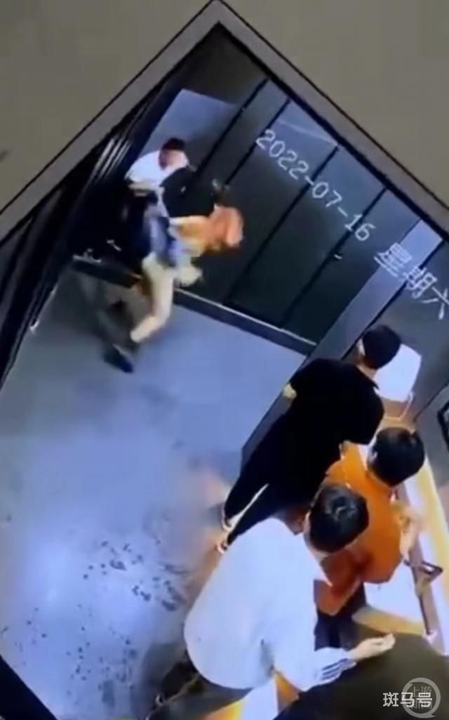 警方将彻查被拖拽女生与男子关系 酒吧已停业整顿(图1) 警方将彻查被拖拽女生与男子关系 酒吧已停业整顿(图1)