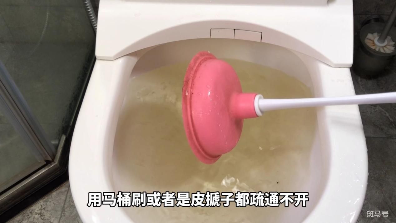 马桶堵了屎和水满满的怎么疏通（怎么快速疏通马桶两个妙招）